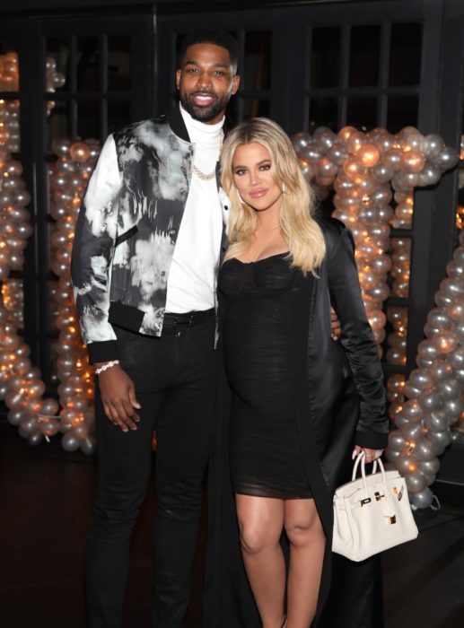 Khloé Kardashian y Tristan Thompson abrazados en una fiesta