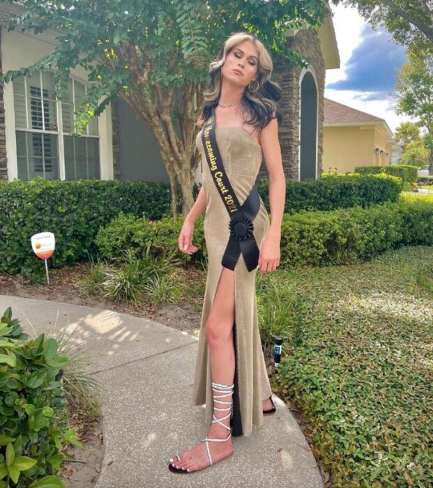 Chica trans presumiendo su corona de reina del baile