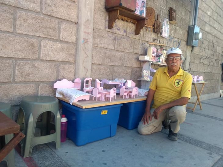 Don Ramón en su puesto a las afueras del zoológico de Chilpancingo