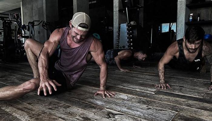 Chris Hemsworth haciendo ejercicio desde la comodidad de su casa