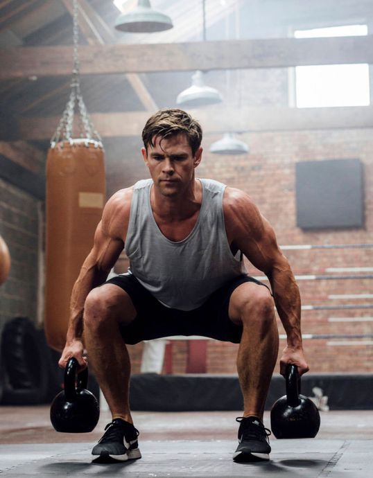 Chris Hemsworth haciendo ejercicio en su casa con pesas de alto impacto