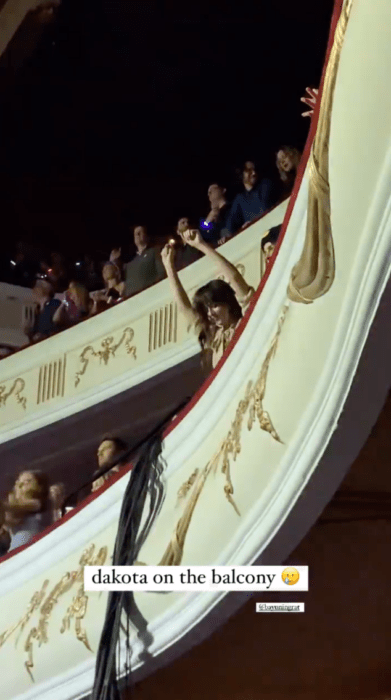 Dakota Johnson feliz bailando en el concierto de Chris Martin