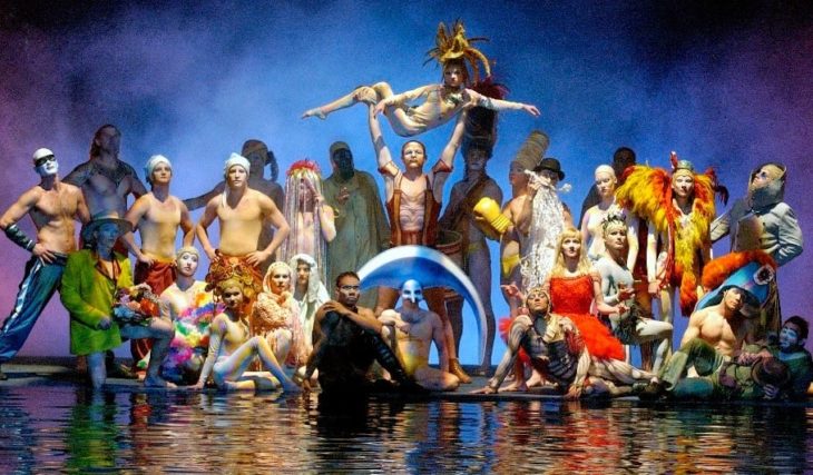 Elenco de Cirque du Soleil posando para una fotografía
