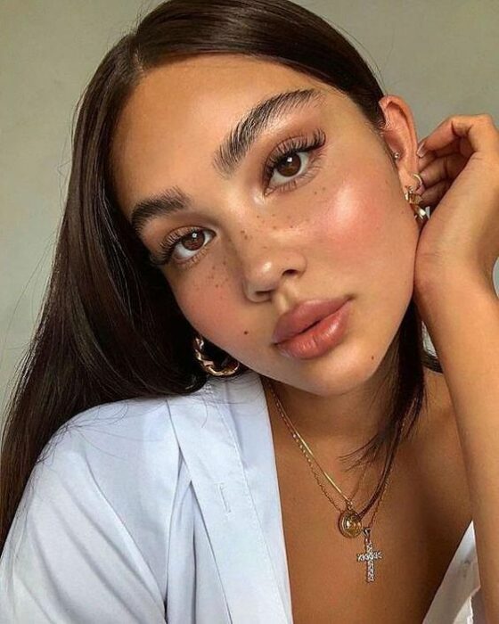 Chica de tez morena con cejas voluminosas; Así debes usar el aceite de ricino para conseguir unas cejas como las de Cara Delevingne