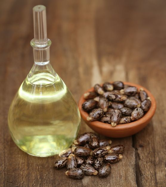 Botella de vidrio llena de aceite de ricino; Así debes usar el aceite de ricino para conseguir unas cejas como las de Cara Delevingne