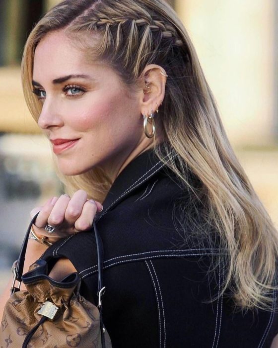 Chiara Ferragni posando con un outfit de mezclilla para una revista