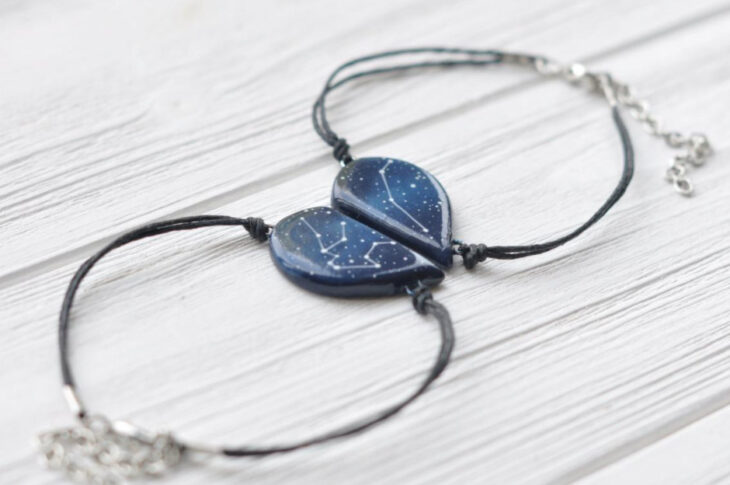Pulseras de la amistad de lazo negro con una piedra en forma de corazón y constelaciones
