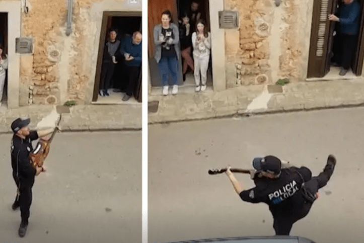 Fotografía de un policía de Mallorca bailando y cantando