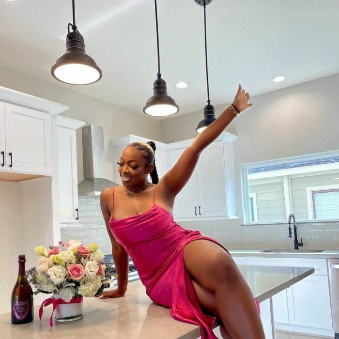 Chica sentada sobre la encimera de la cocina