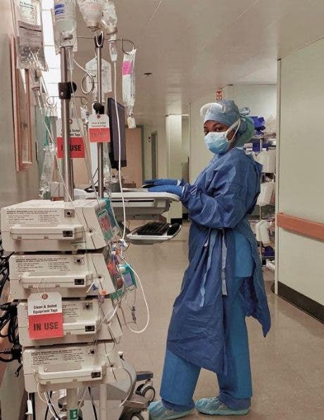 Enfermera haciendo su trabajo en un hospital