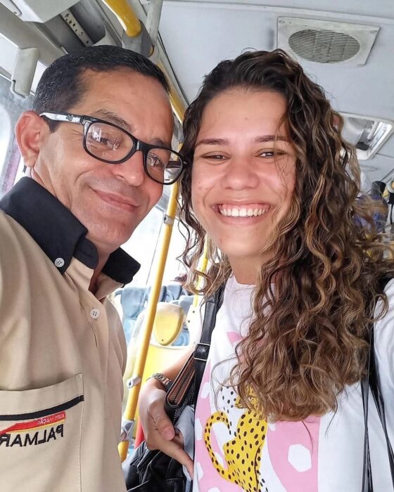 Chica junto a un chofer de autobús; Chofer de un autobus traslada gratis a una chica porque no tenía dinero e iba a una entrevista de trabajo