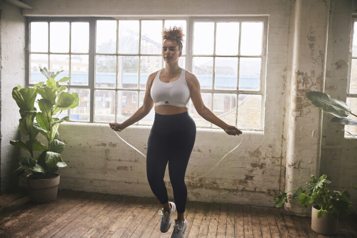 Chica haciendo ejercicio; Adidas Bra Revolution, el sujetador deportivo para todas