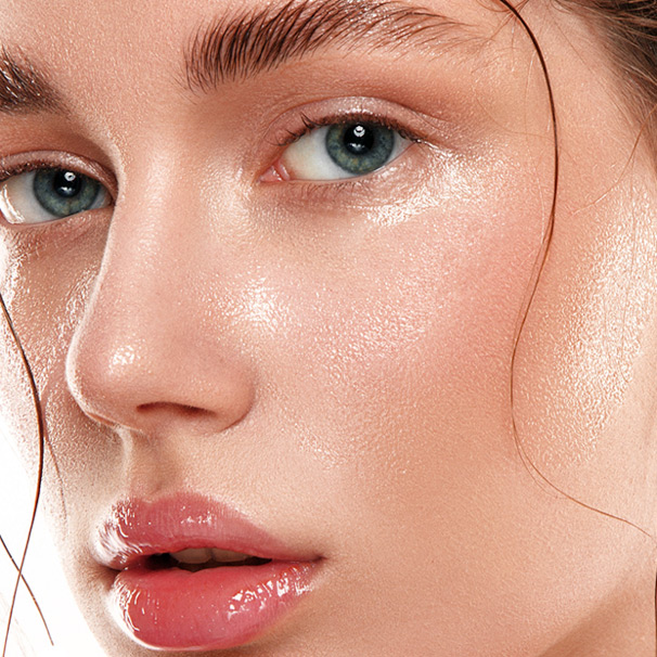 Chica de piel clara y grasa con labios carnosos rosas y ojos azules