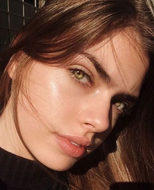 Chica posando para una fotografía con su rostro al natural