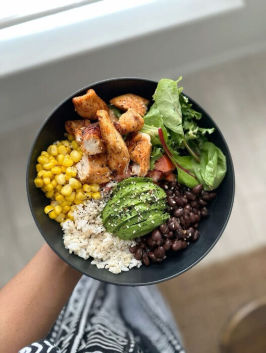 Bowl estético con comida saludable: pollo, lechuga, elote, arroz, frijol, aguacate