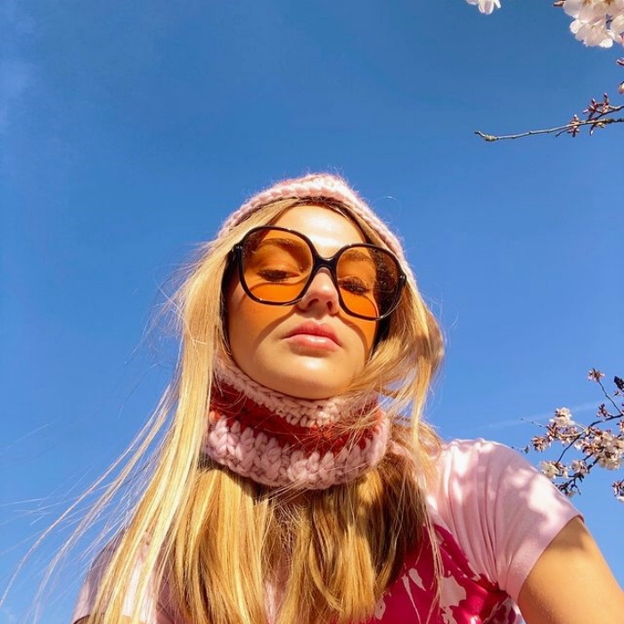 chica con lentes de sol y top tejido