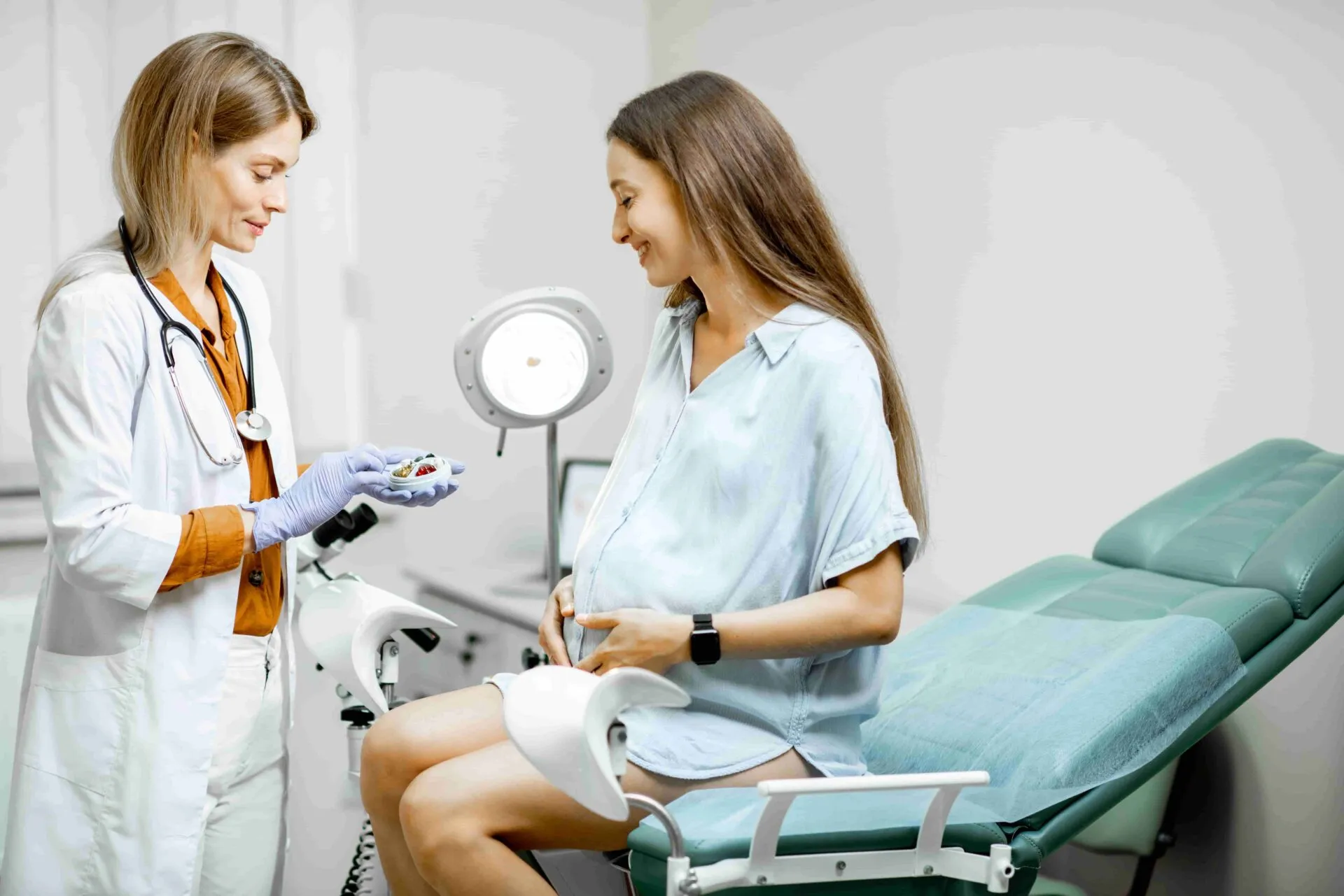 Mujer recibiendo consulta ginecológica