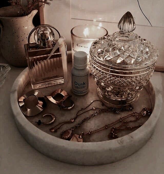 Perfumes en mesita de noche