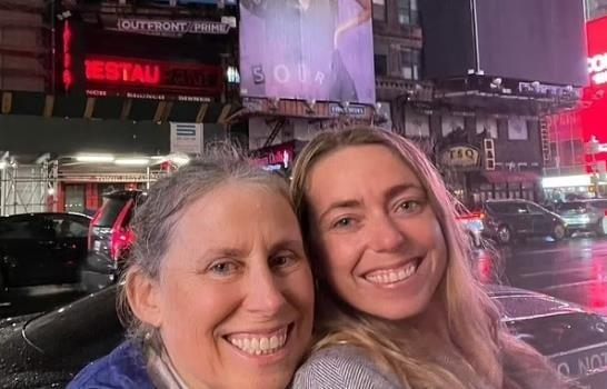 Beth Davies y Molly, la mamá que puso un anuncio en Times Square para encontrarle novio a su hija