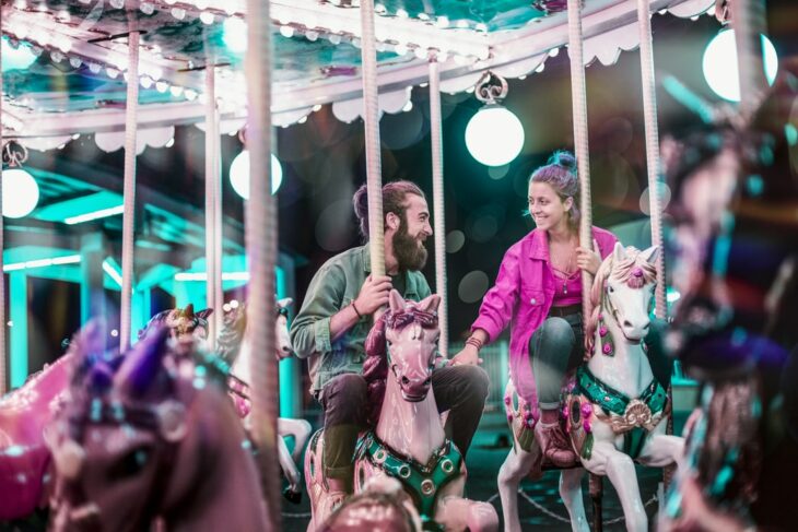 Pareja paseando sobre un carrusel; Joven reclama a 'hombres modernos' que no paguen la primera cita y se vuelve viral