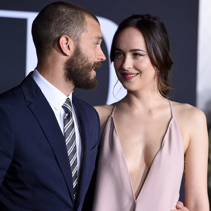 Jamie Dornan y Dakota Johnson posando para una fotografía