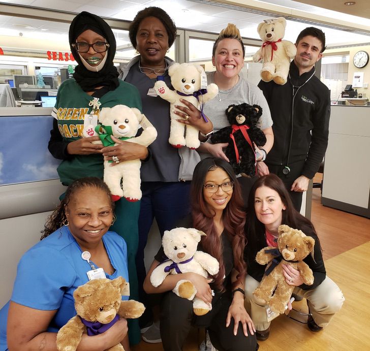 Personal médico y colaboradores de la fundación The Bear Hug Project
