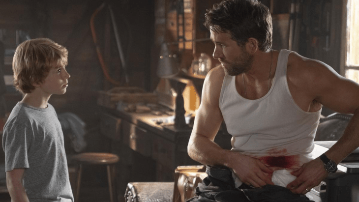 Ryan Reynolds en la escena donde se encuentra con su yo joven en proyecto Adam