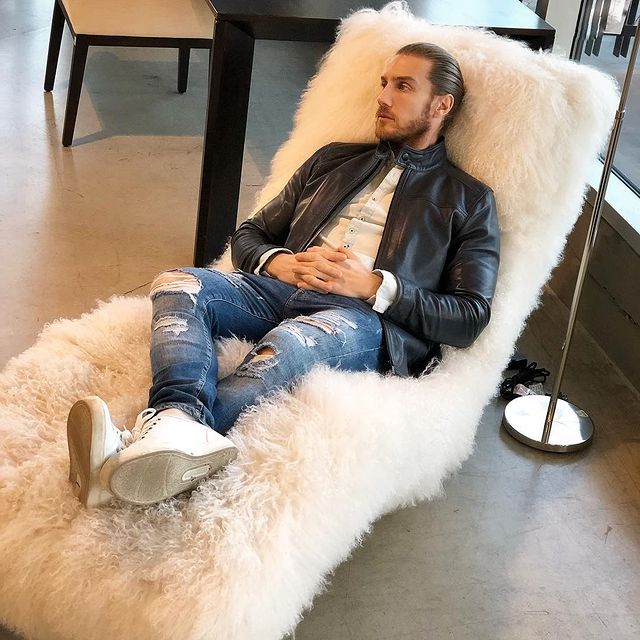 Eugenio Siller posando para una fotografía 
