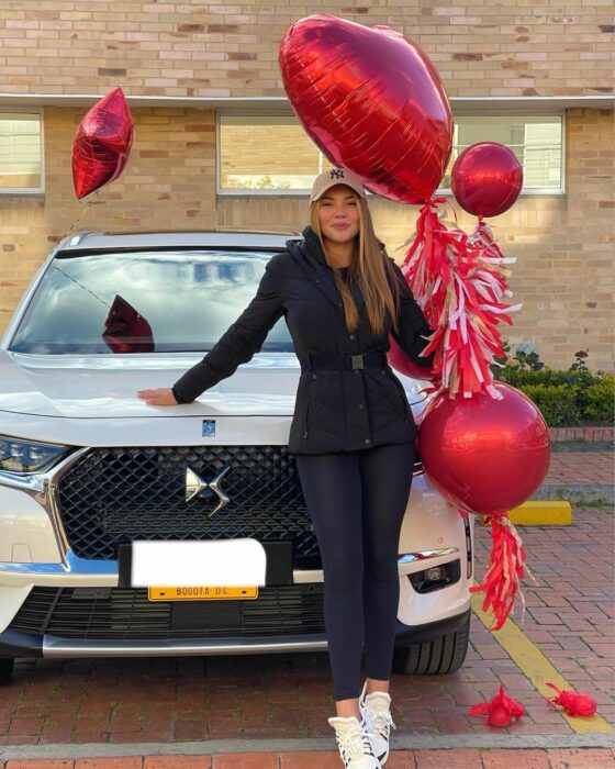 Modelo Luisa Cortina con unos globos en su camioneta nueva