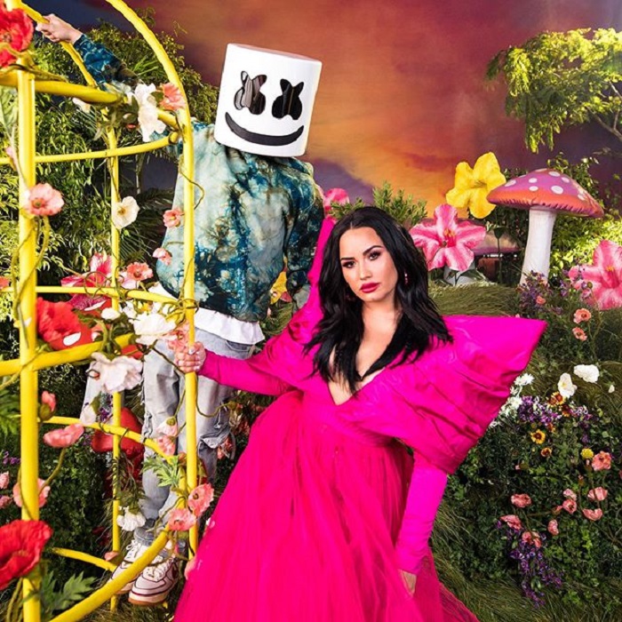 Demi Lovato y Marshmello posando para publicidad de su sencillo