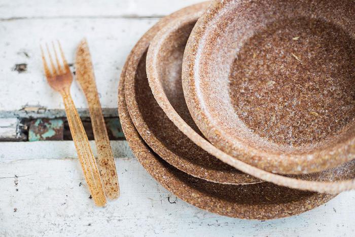 Vajilla de salvado de trigo; ¡Olvídate de lavar los platos! Crean cubiertos y platos que puedes comerte al terminar de usarlos