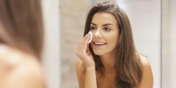 Chica limpiando su rostro