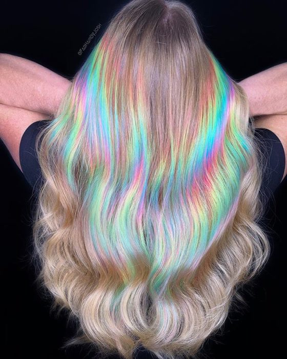 Chica con el cabello teñido de tonos holográficos