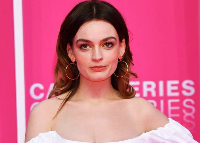 Emma Mackey es Maeve Wiley