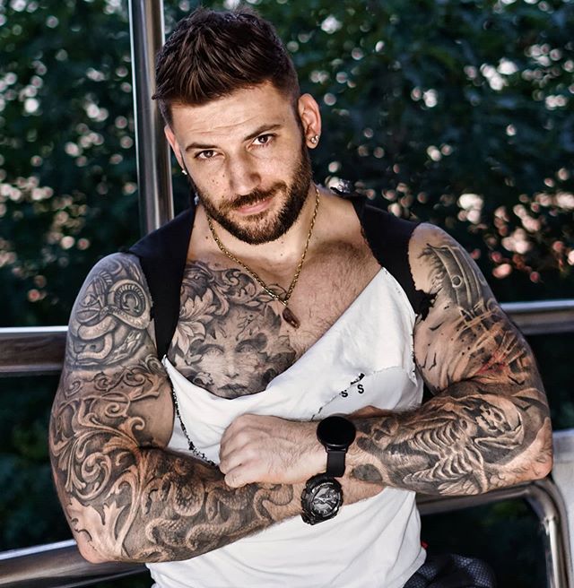 Stanislav Yanevski, Viktor Krum en Harry Potter, mostrando los tatuajes de sus brazos