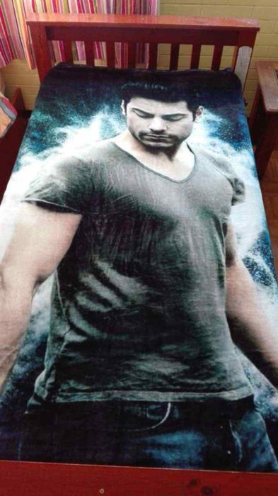 Cobertor para cama con el rostro de Carlos Rivera