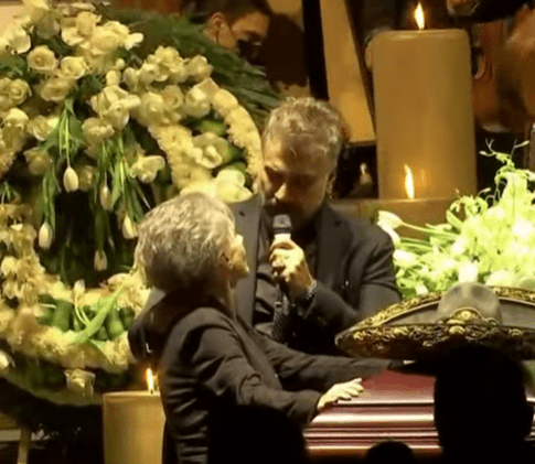 Alejandro Fernández cantando en el ataúd de su padre