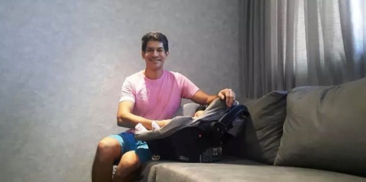 Hombre junto a un cunero; Papá soltero adoptó a una bebé luego de estar 4 años en lista de espera