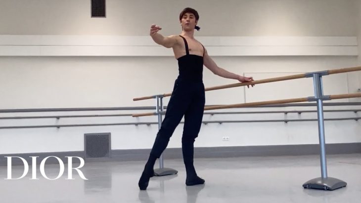 Coreógrafo de DIor enseñando ballet
