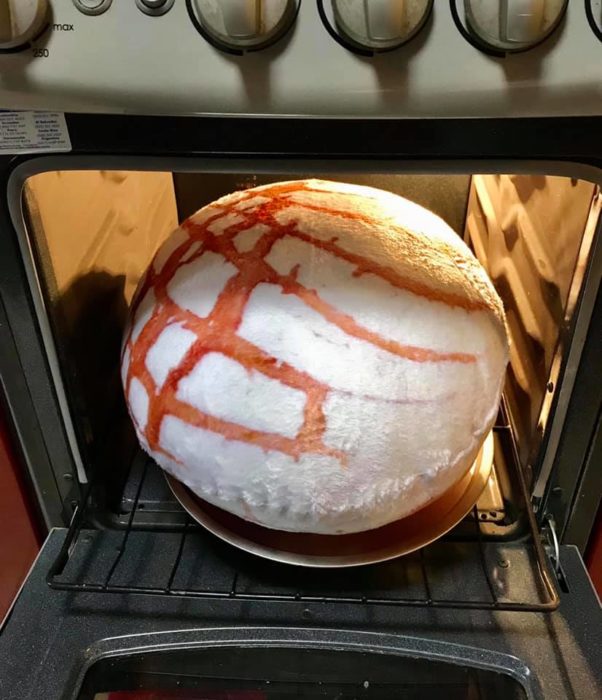 Almohada en forma de concha saliendo del horno