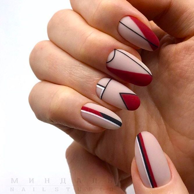 Diseño de uñas minimalistas en tono nude con líneas rojas 