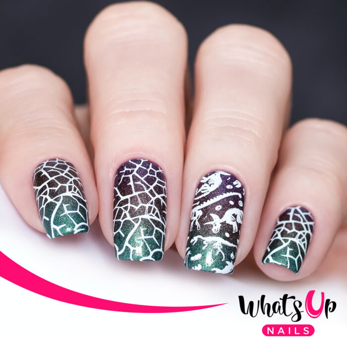Chica con un diseño de uñas de dinosaurios en diferentes colores