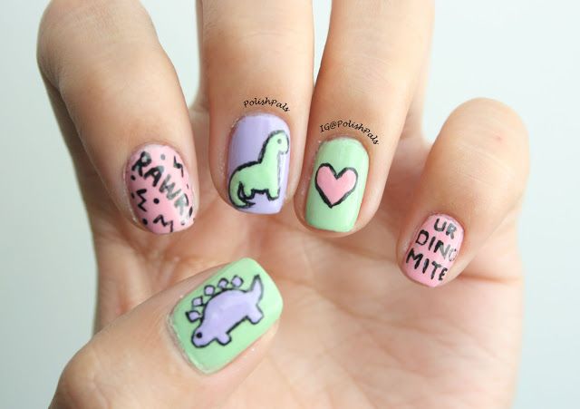 Chica con un diseño de uñas de dinosaurios en diferentes colores