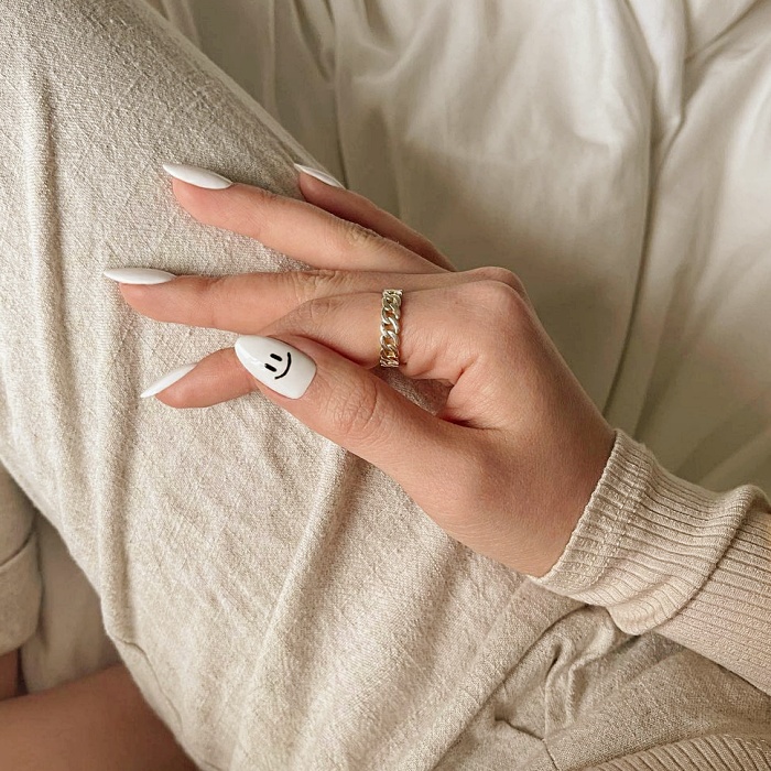 uñas de color nude con blanco, negro, diseño minimalista, fáciles, chic, elegante con verde, negro, rosa, beige y colores pastel