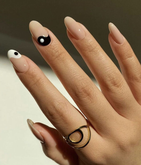 Diseño de manicura sencillos, femeninos y naturales; uñas largas en forma de almendra pintadas de color nude con yin y yang