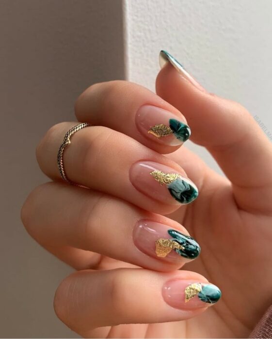 Uñas elegantes ovaladas con punta decorada en azul y dorado