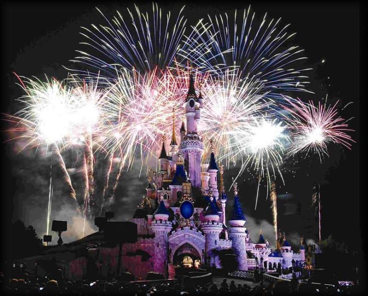 Fuegos artificiales en el castillo de Disney