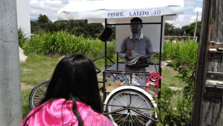 Profesor dentro de un triciclo adaptado para enseñar a sus estudiantes