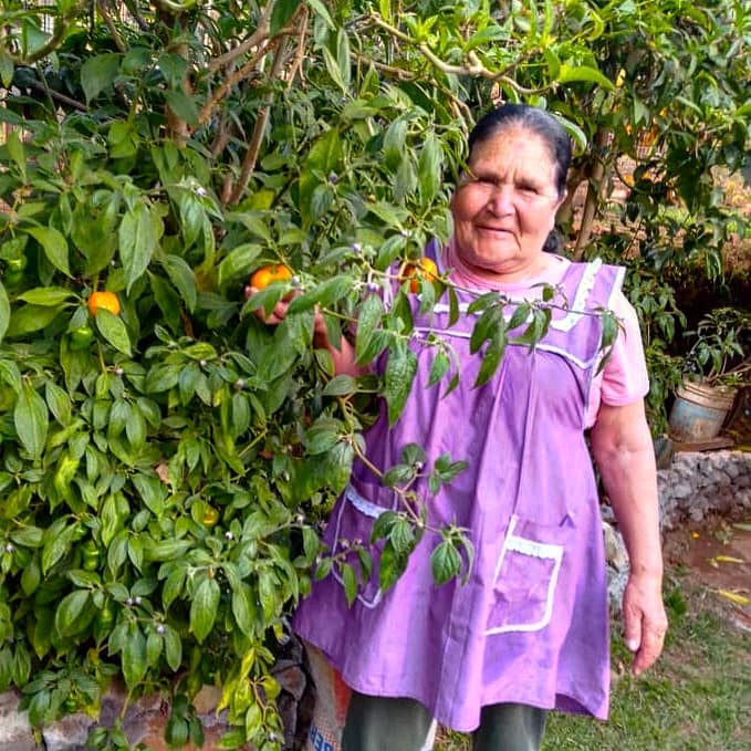 Doña Ángela posando para una foto