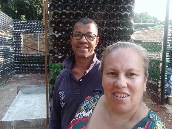Matrimonio construye casa hecha con botellas